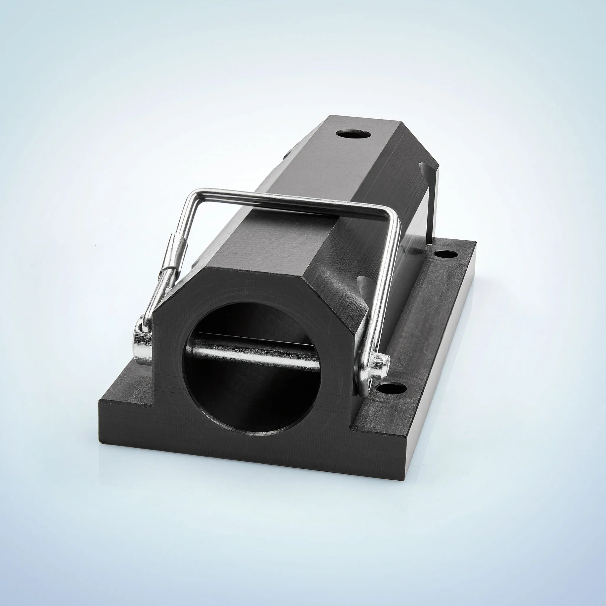 Alle Ersatzteile auch als Einzelteil im Shop verfügbar. Die Deichselaufnahme mit Sicherungssplint für die Deichsel oder das Stützrad.