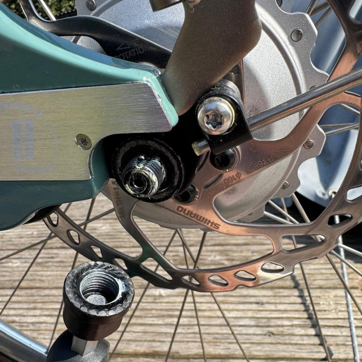 Beispielbild. Wie montiere ich eine Thule Kupplung für einen Fahrradanhänger an meine Hinterachse des Fahrrad. Das Team Berkel-Trailer unterstützt dich dabei.