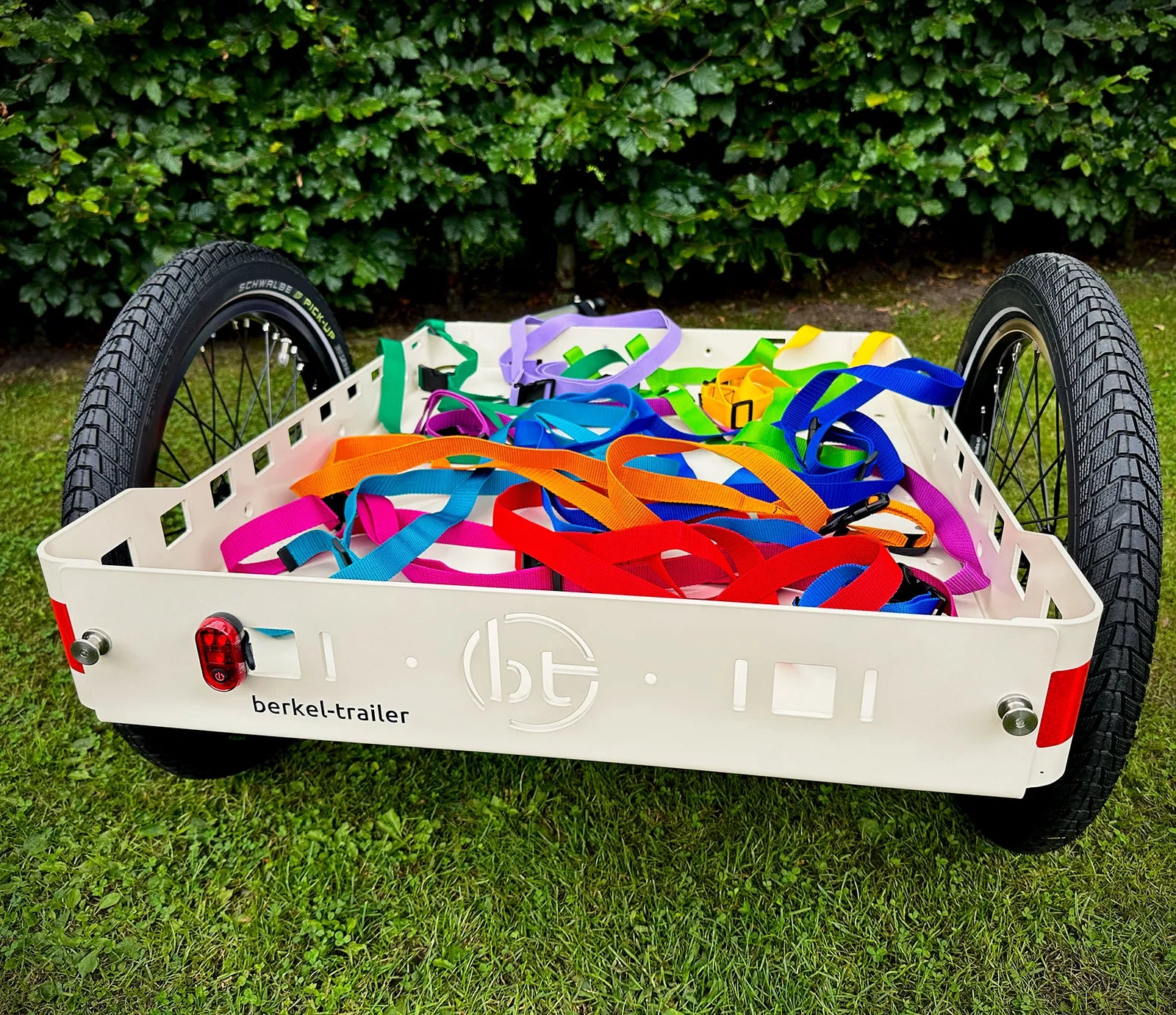 Fahrradanhänger für Lasten Crafty 600 mit bunten Spanngurten.