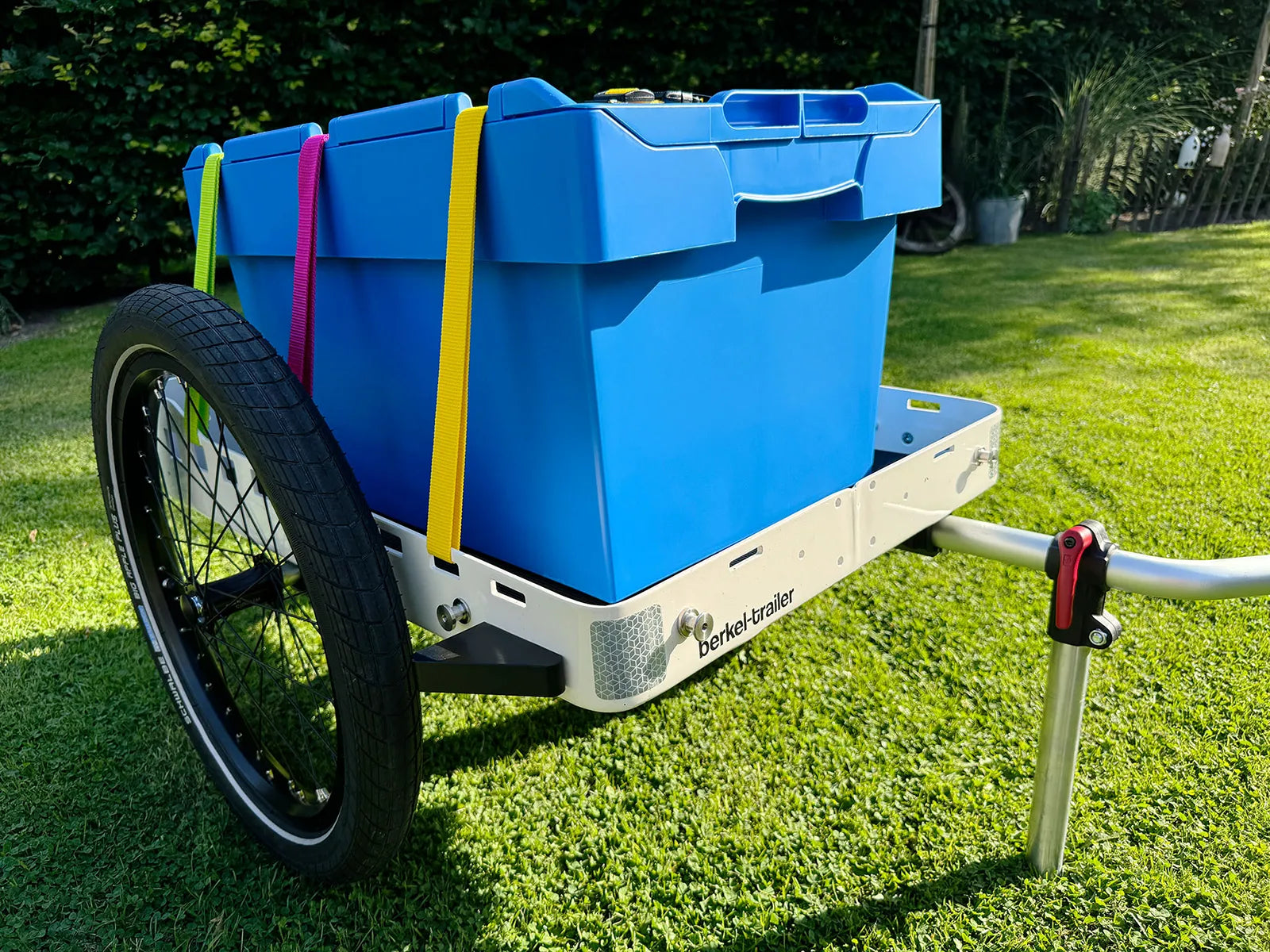 Der Crafty Lastenanhänger mit großer Kunststoffbox.