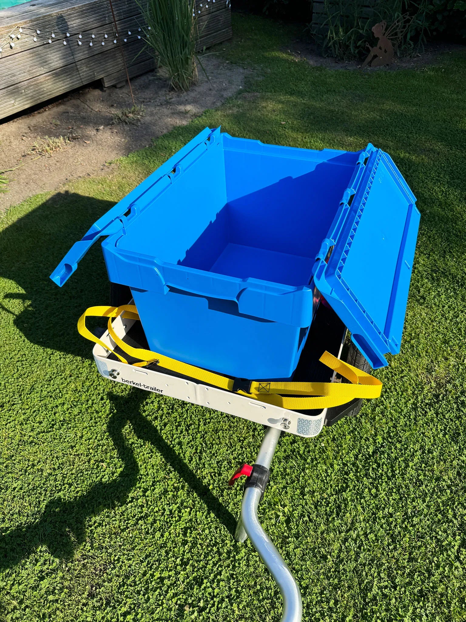 Der Crafty Lastenanhänger mit großer Kunststoffbox.