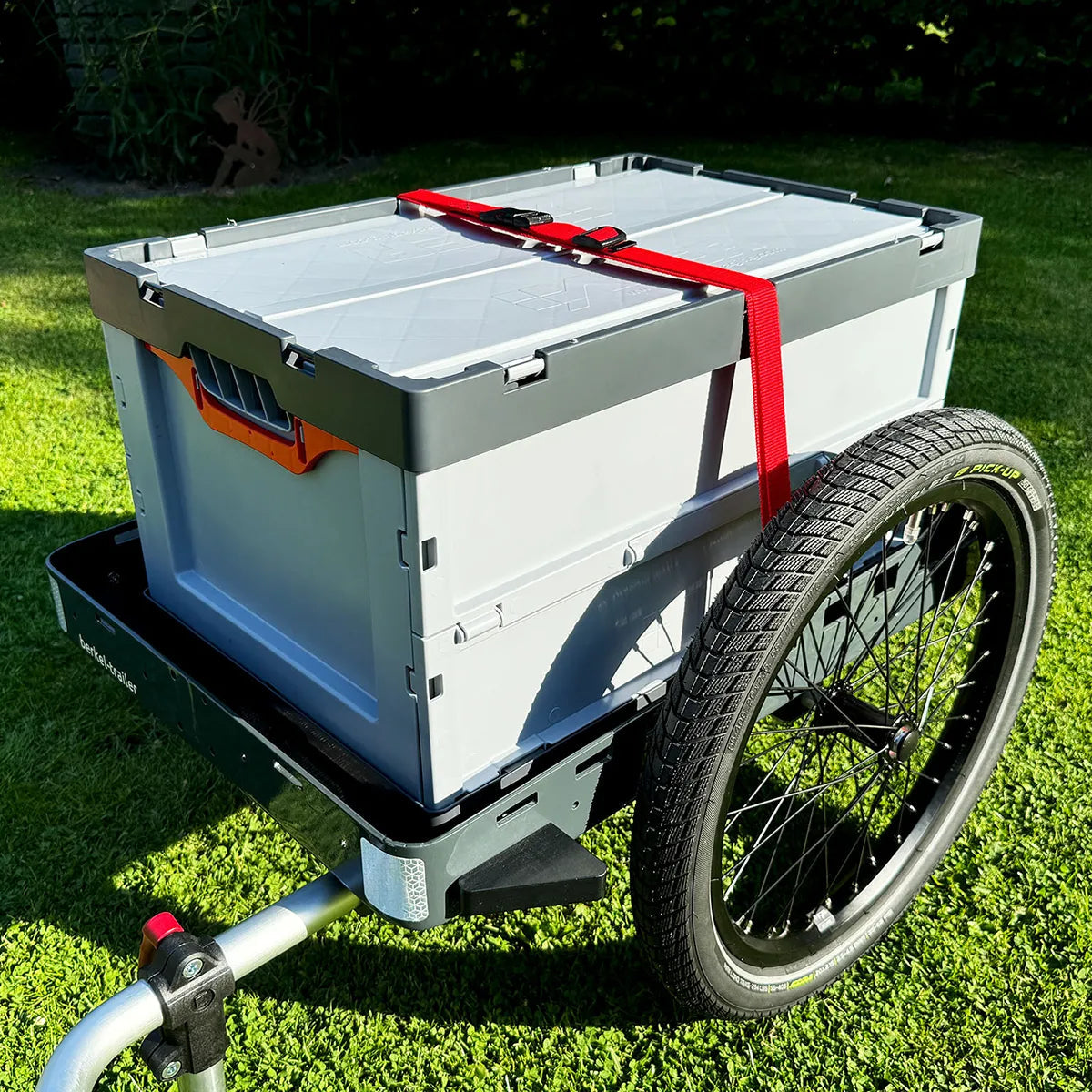 Der Crafty Lastenanhänger mit großer Kunststoffbox.