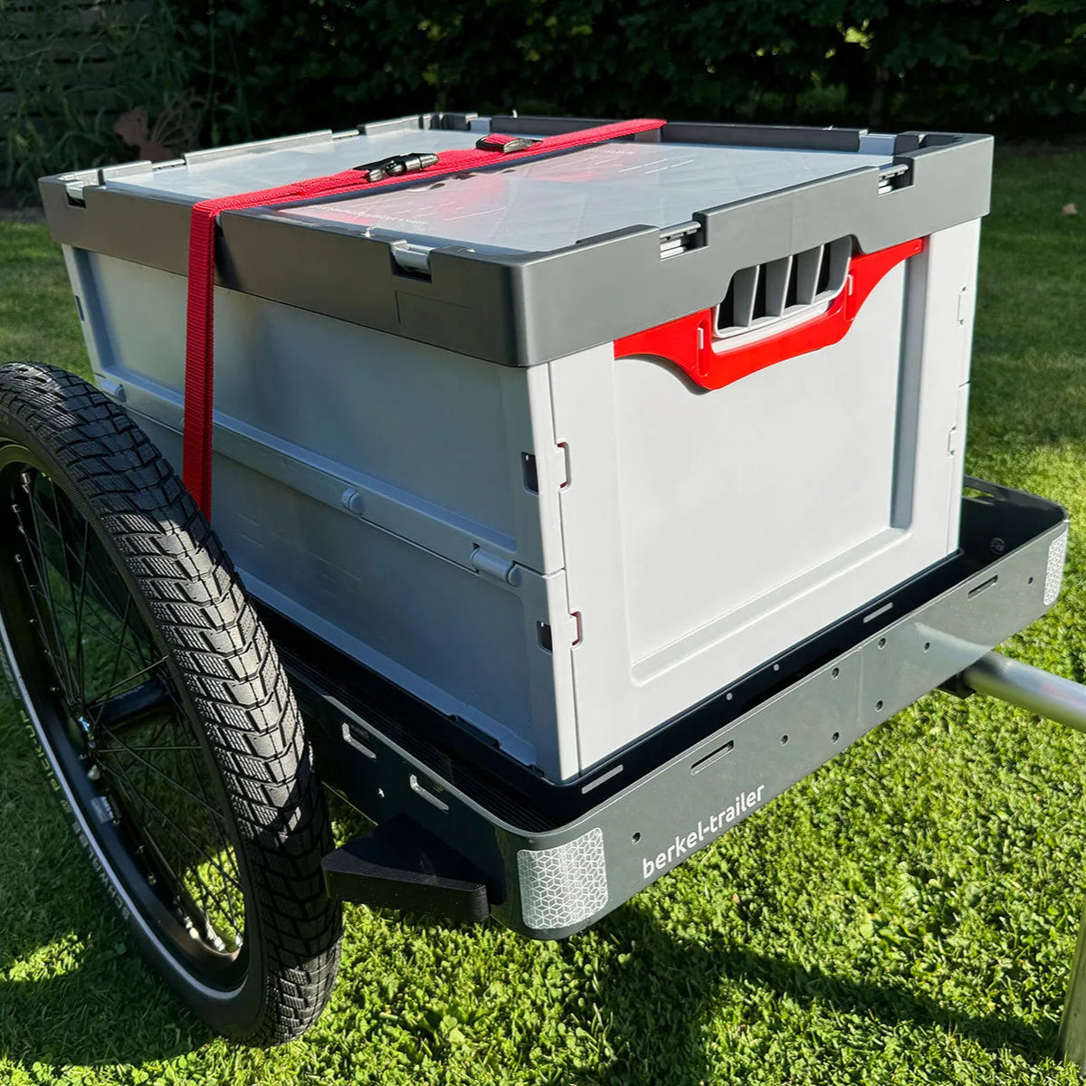 Der Crafty Lastenanhänger mit großer Kunststoffbox.