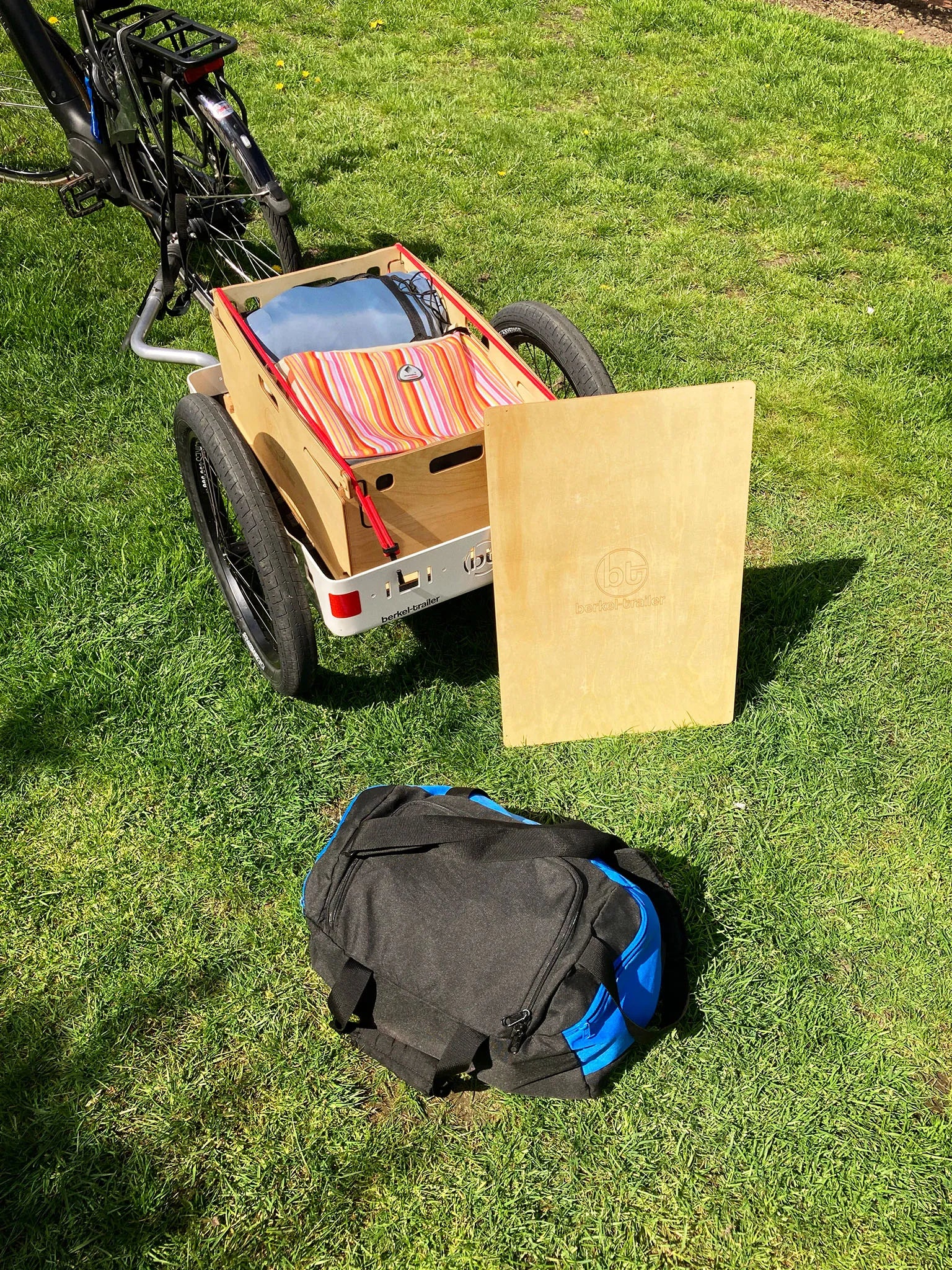 Der Crafty Lastenanhänger beim Picknick im Grünen.
