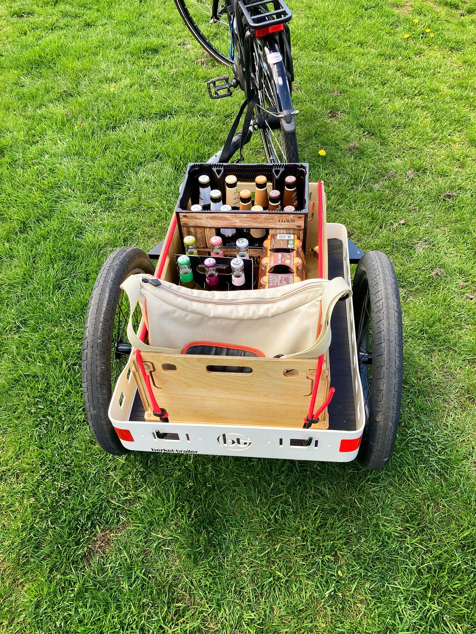 Der Crafty Lastenanhänger beim Picknick im Grünen.