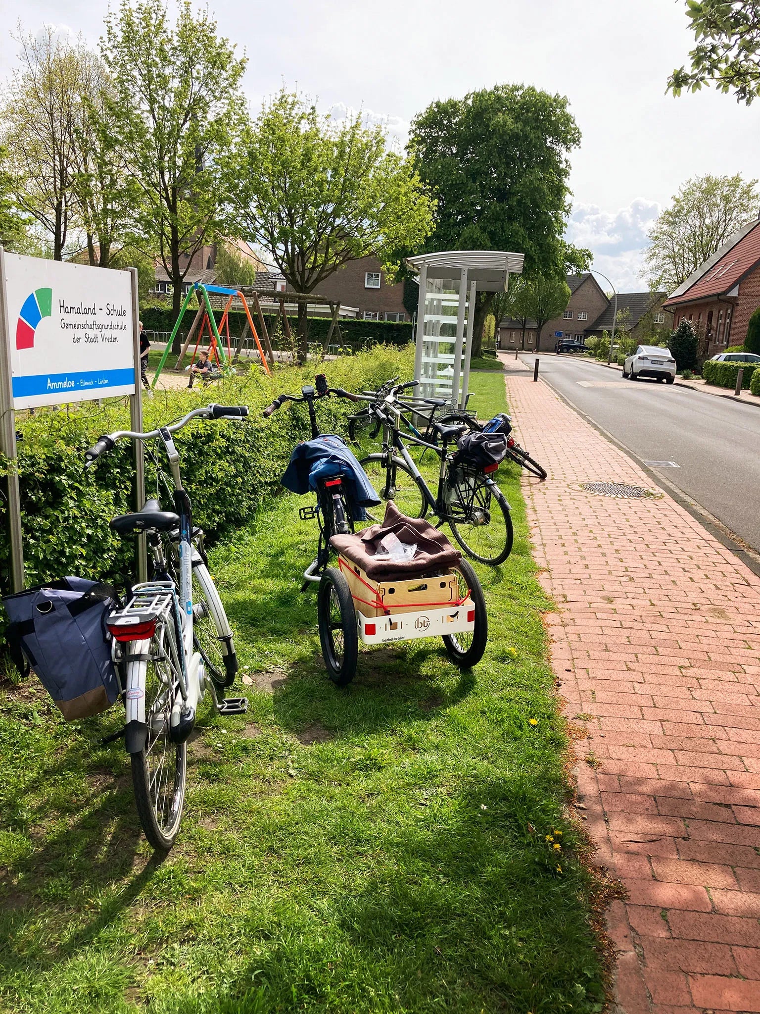 Der Crafty Lastenanhänger beim Picknick im Grünen.