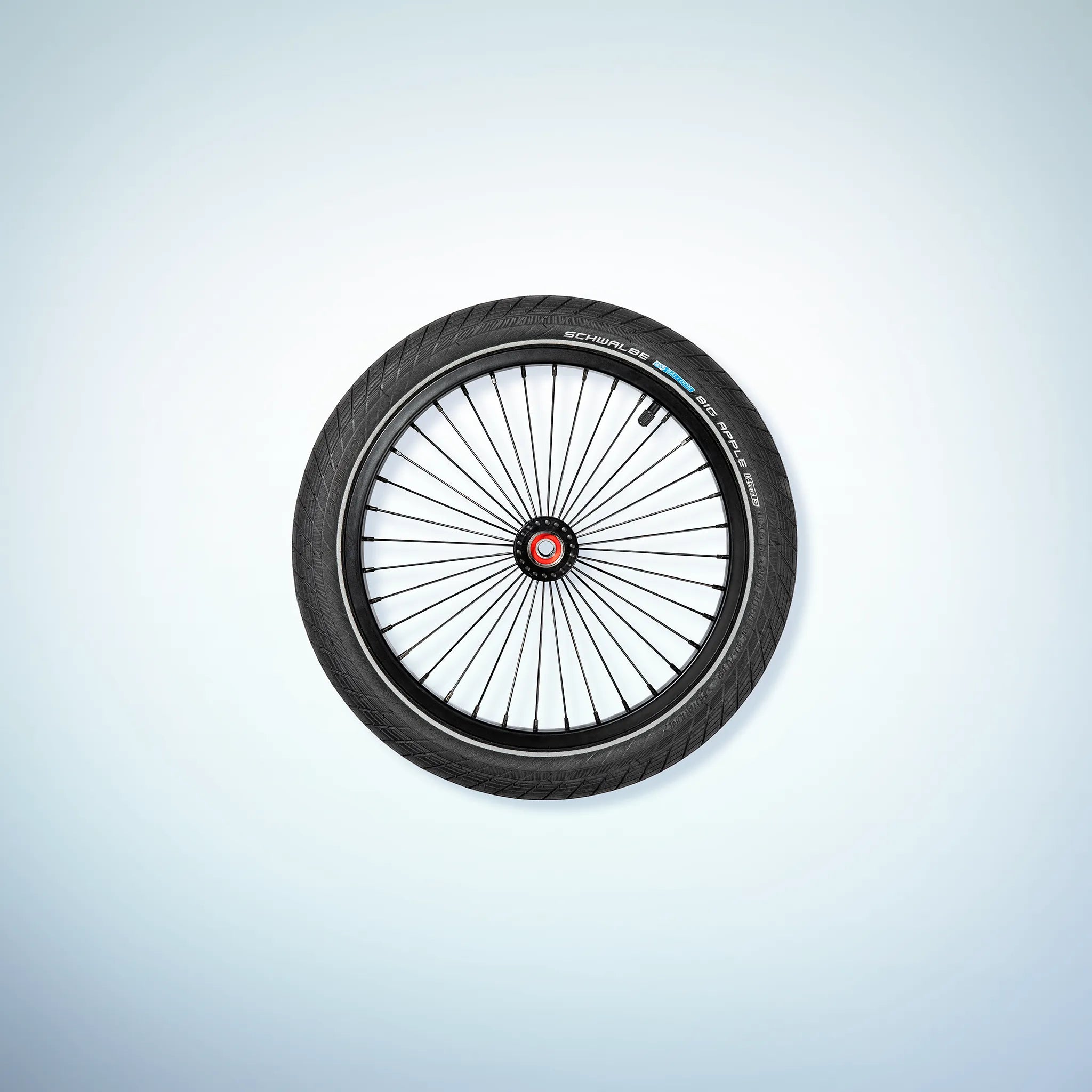 Laufrad in schwarz mit 16" Schwalbe Big Apple Bereifung für Steckachsmontage 12mm. Einzeln oder paarweise in unserem Berkel-Trailer Shop.