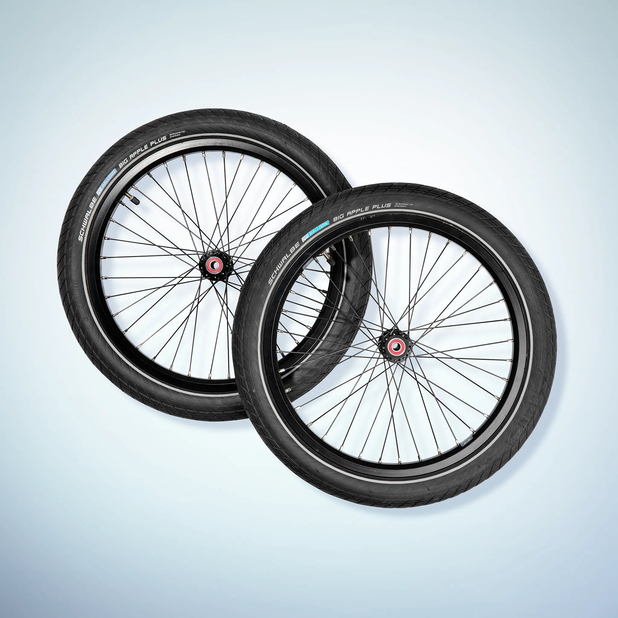 Laufrad in schwarz mit 20" Schwalbe Big Apple Bereifung für Steckachsmontage 12mm. Einzeln oder paarweise in unserem Berkel-Trailer Shop.