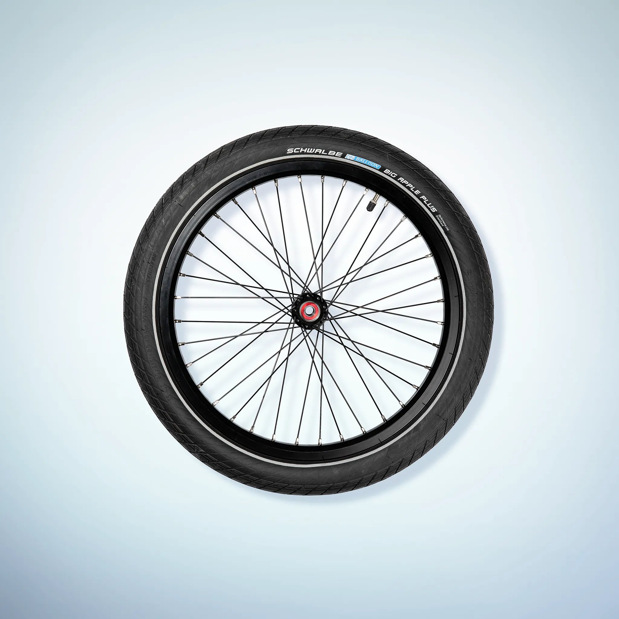 Laufrad in schwarz mit 20" Schwalbe Big Apple Bereifung für Steckachsmontage 12mm. Einzeln oder paarweise in unserem Berkel-Trailer Shop.